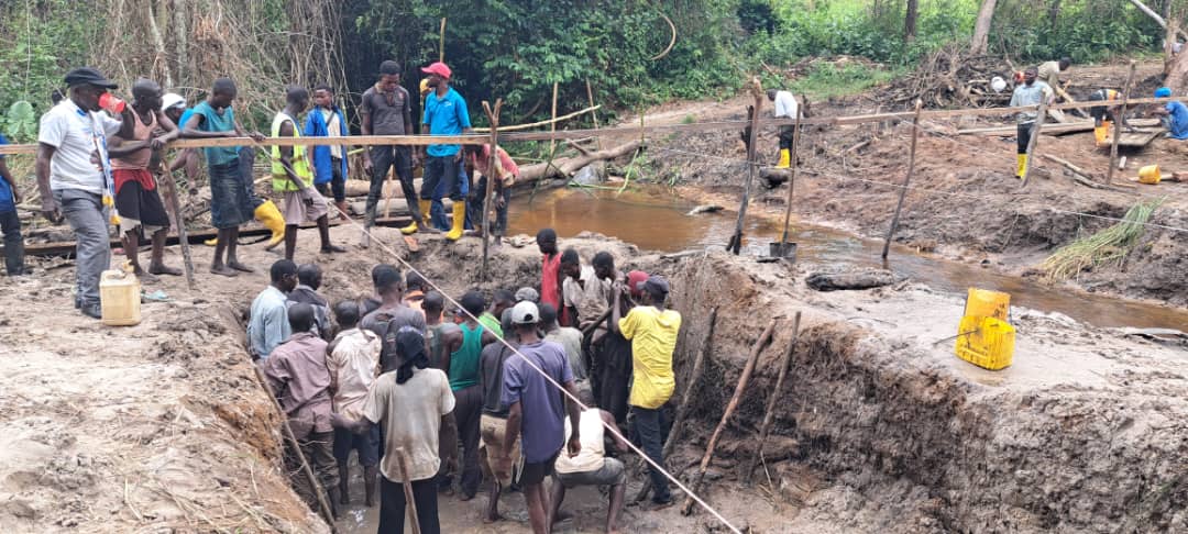 Population et équipe technique sur le chantier du pont Lubang