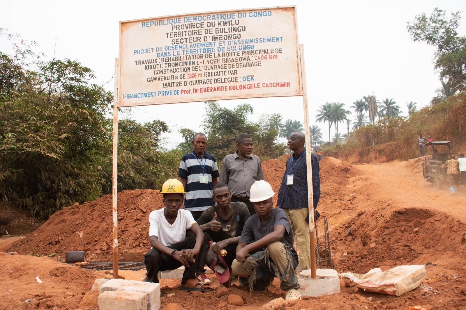 Acheminement des matériaux pour les travaux de la route de Kikoti